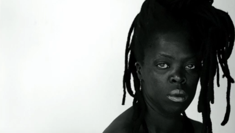 La artista Zanele Muholi interroga raza, género y política a través de autorretratos estilizados